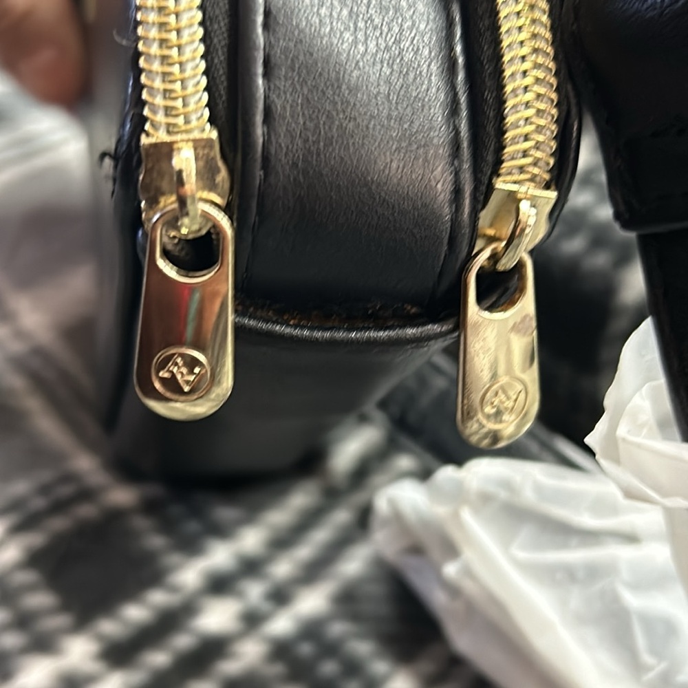 COPY - Adrienne Vittadini Studio  Cross body with charging pack - Picture 11 of 16